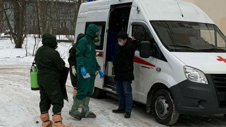 В Петрозаводске госпитализировали мужчину, заявившего, что у него коронавирус. В больнице оказались и контактировавшие с ним врачи