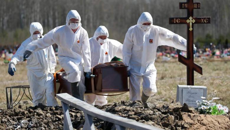 В Петербурге всех умерших хоронят в закрытых гробах и не дают прощаться родственникам