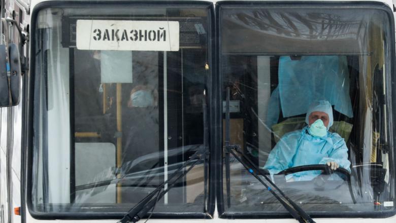 Водитель перевез заразившихся коронавирусом вахтовиков в больницы Карелии и заболел 