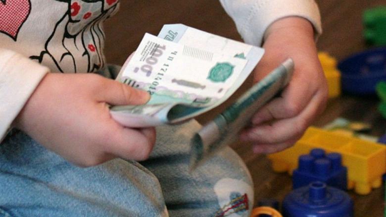 Семьи с детьми до 16 лет получат еще по 10 тысяч рублей