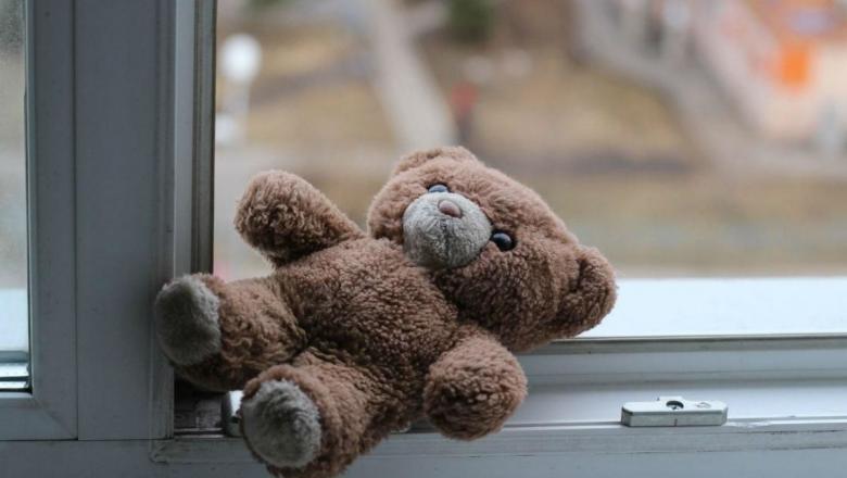 По факту падения ребенка из окна общежития в Петрозаводске возбудили уголовное дело 