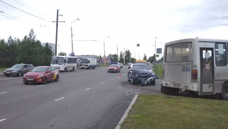 В Петрозаводске маршрутный автобус столкнулся с иномаркой