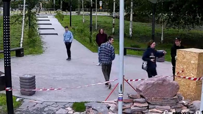 Узнали, как накажут парней, сломавших питьевой фонтанчик в Петрозаводске 