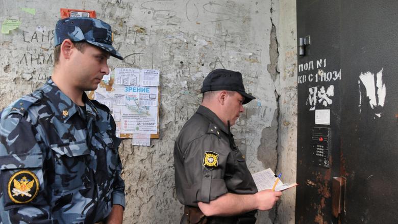 В Петрозаводске полицейские несколько часов стояли под дверью квартиры, в которой мужчина стрелял в женщину