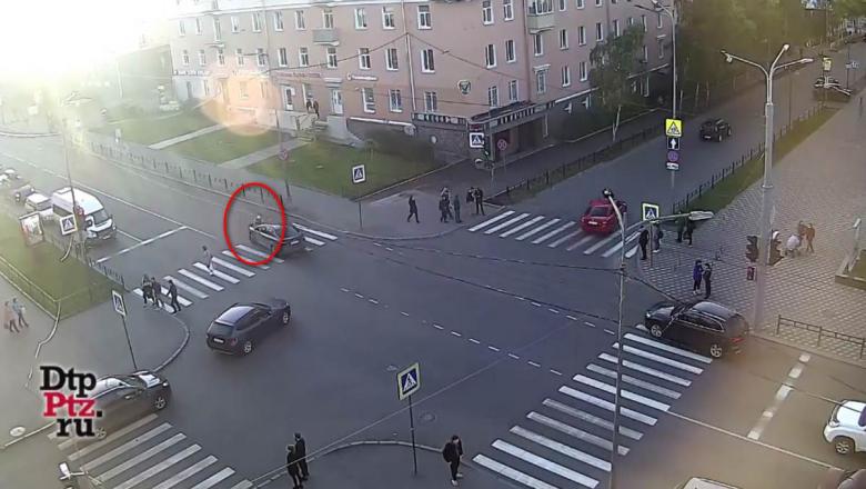 Женщину сбили в центре Петрозаводска: машина провезла ее несколько метров на капоте