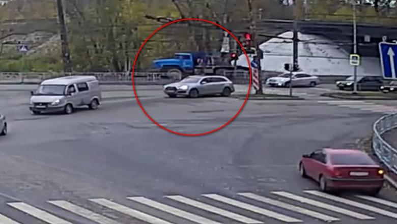 В Петрозаводске грузовик снес ограждение и выехал на тротуар 