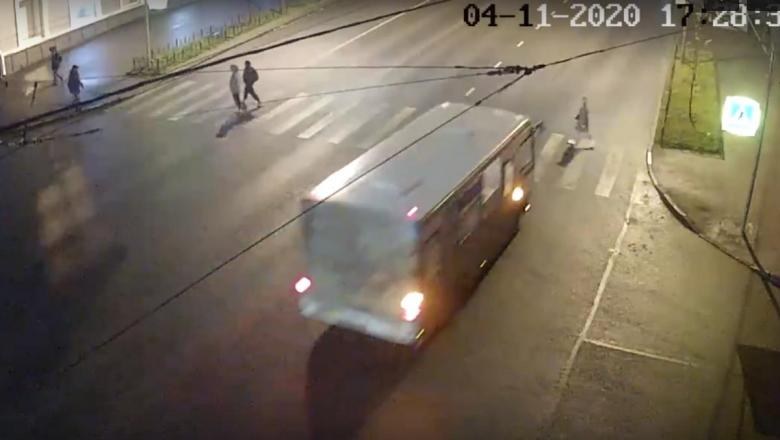 Автобус снес девушку, переходившую «зебру» в центре Петрозаводска