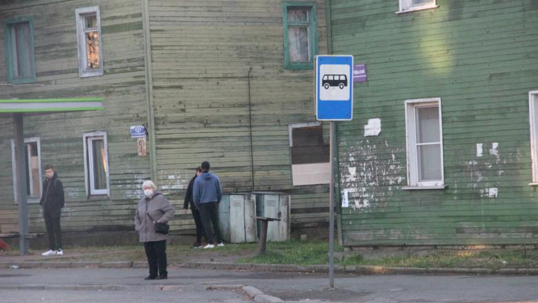 Петрозаводчанку оштрафовали за нахождение без маски на пустой остановке. Теперь такие штрафы грозят всем