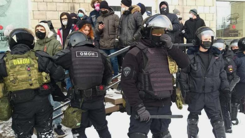 В Петрозаводске полиция зажала в кольцо несколько сотен протестующих 