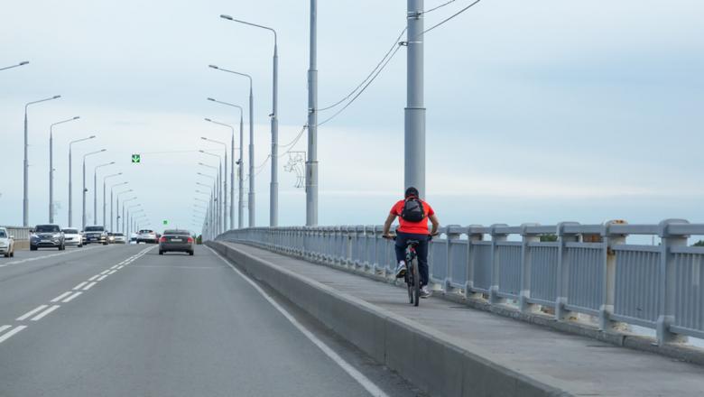 Полиция не нашла вины девушек в трагедии на Гоголевском мосту, повлекшей смерть велосипедиста«»