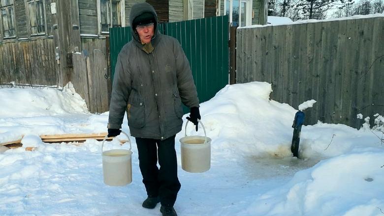 Власти в Карелии «забили» на 79-летнего писателя, который живет в аварийном холодном доме