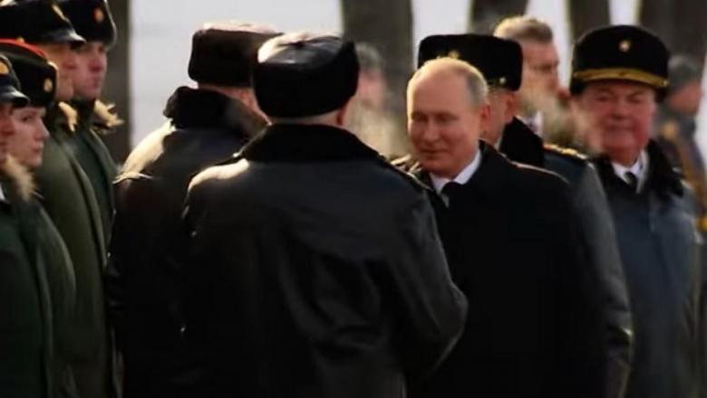 Песков ответил, почему Путин возлагал цветы к Могиле Неизвестного Солдата без шапки в мороз