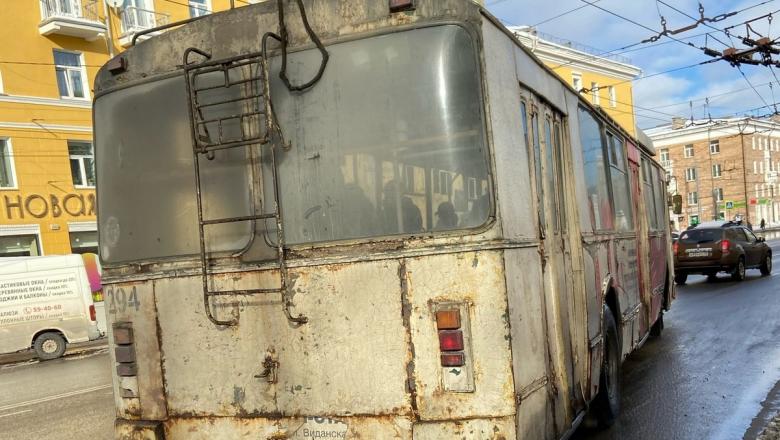 В Петрозаводске 6-летнюю девочку зажало в дверях троллейбуса