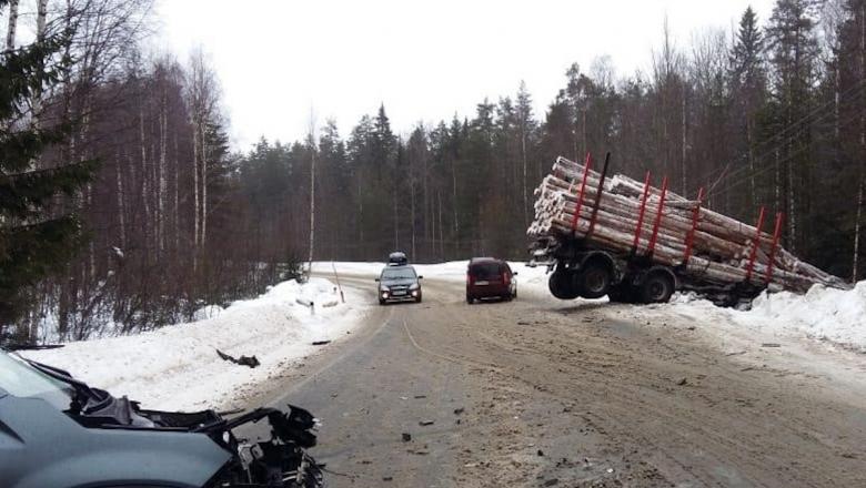 Недалеко от Петрозаводска водитель КИА врезался в грузовик 
