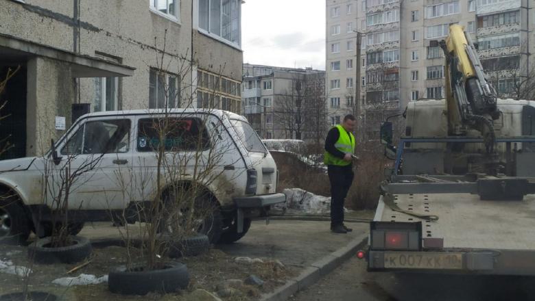 С петрозаводских улиц массово эвакуируют машины на штрафные стоянки