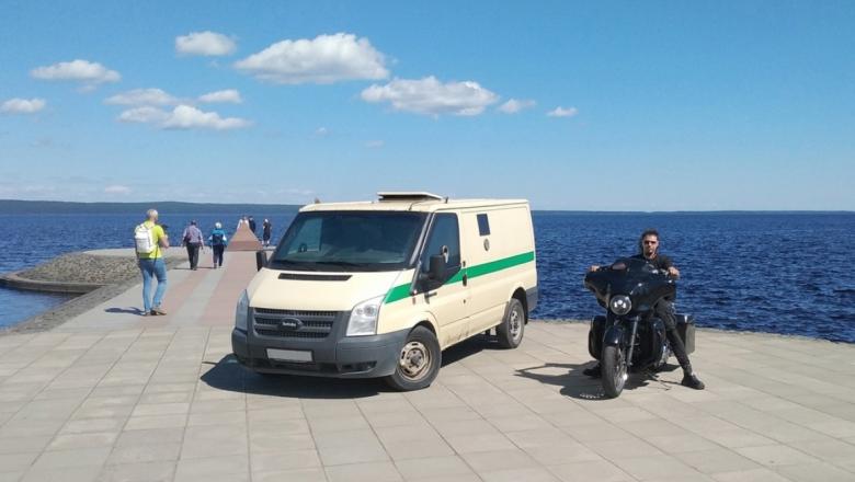 Мэра возмутил мотоциклист, заехавший на набережную Петрозаводска ради фото для соцсетей