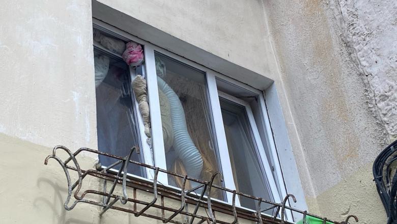 "Нехорошая квартира" в центре Петрозаводска: соседи жалуются на вентиляцию в окно и головные боли от запаха