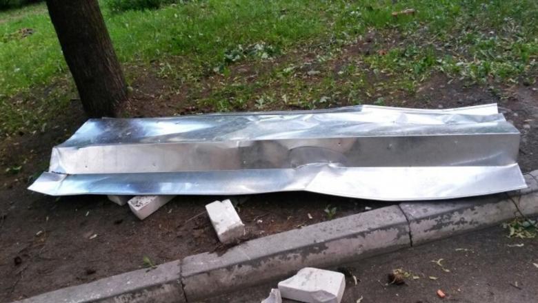 «Могло убить»: в центре Петрозаводска рухнула часть крыши здания