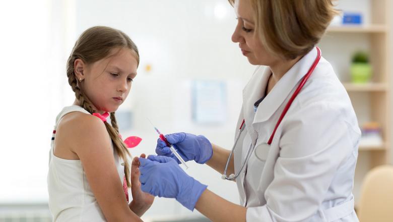 Стало известно, когда начнется вакцинация от коронавируса детей 12-17 лет