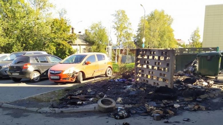 В Петрозаводске расплавился автомобиль из-за горевшей ночью помойки