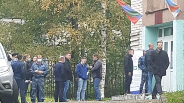Очередь из сотрудников ФСИН выстроилась на избирательном участке