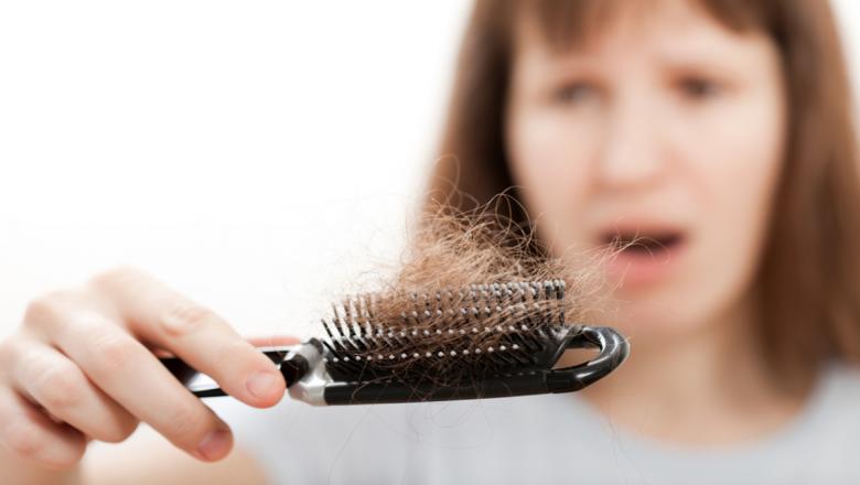 Невролог советует три эффективных продукта при выпадении волос после ковида