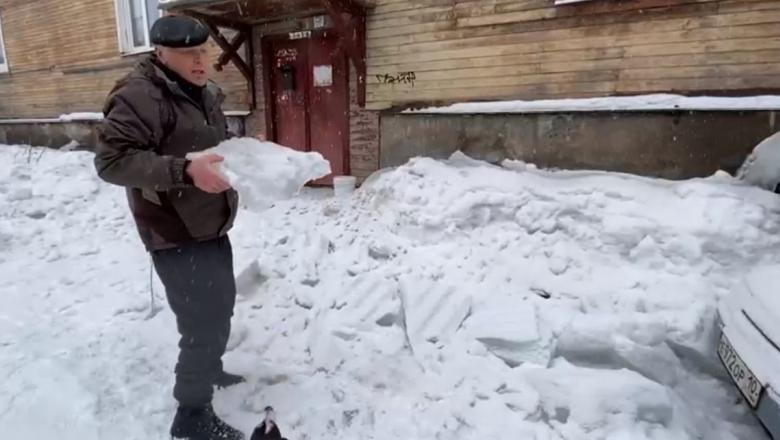 "Сошла на 3,5 метра". В Петрозаводске ледяной глыбой повредило автомобиль, чудом не пострадали дети