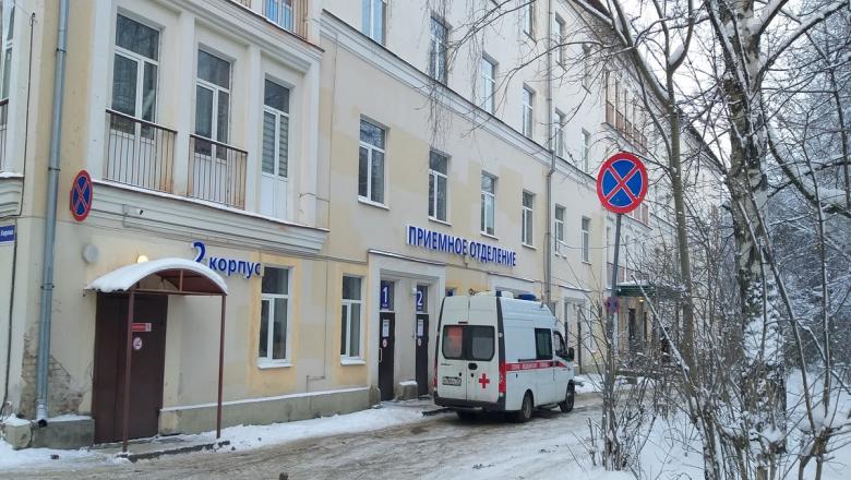 В Петрозаводске пожилых коронавирусных пациентов выставили на улицу из  больницы