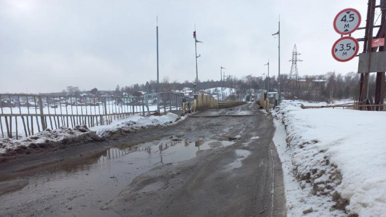 Горожане жалуются на плохое состояние дороги рядом с понтонным мостом в Соломенном