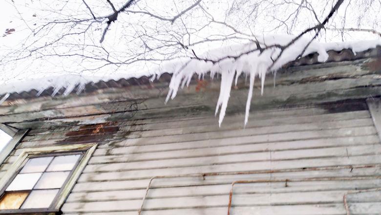 В Карелии управляющие компании оштрафовали за снег и наледь на крыше