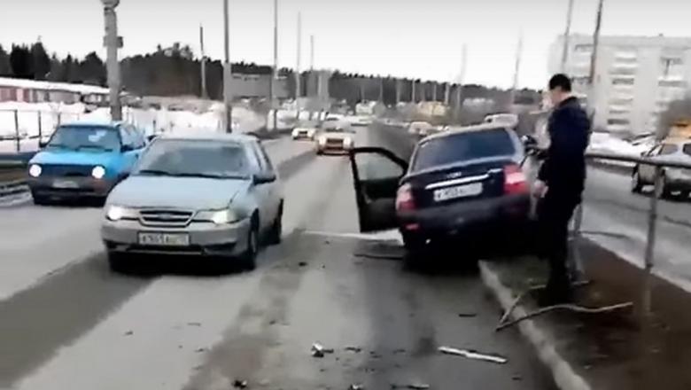 Металлическая труба ограждения пробила автомобиль в Петрозаводске
