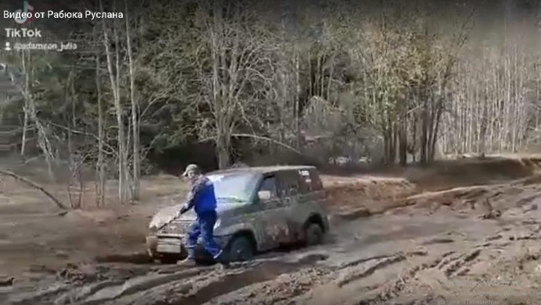 Машины застревают на размытой дороге к водопаду Белые мосты