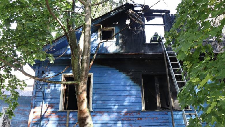Столетний дом сгорел сегодня в центре Петрозаводска