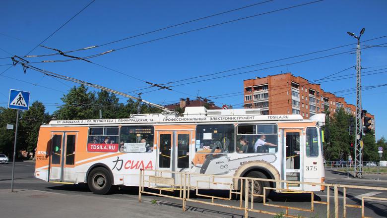 В Петрозаводске с карт пассажиров  троллейбусов массово списали "лишние" деньги