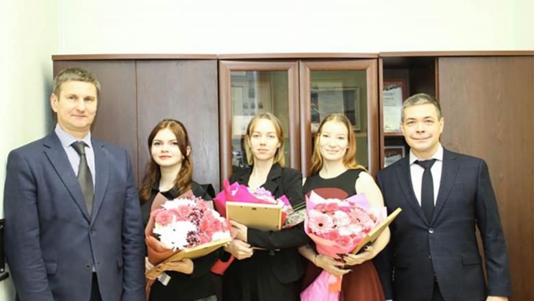 В Петрозаводске наградили девушек, которые спасли пенсионера от злоумышленников