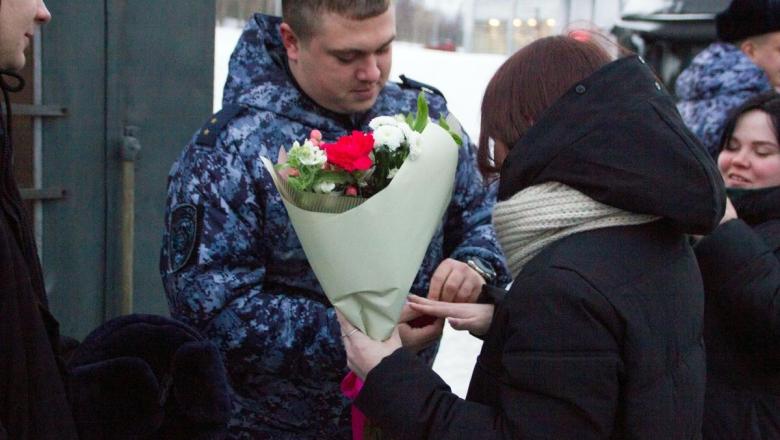 Полицейский сделал предложение руки и сердца девушке на вокзале в Петрозаводске