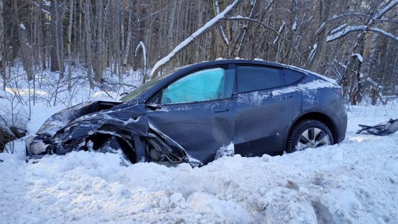 Tesla попала в аварию при подъезде к Петрозаводску