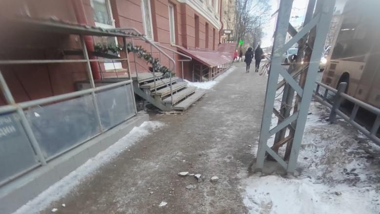 В центре Петрозаводска куски фасада здания падают на тротуар