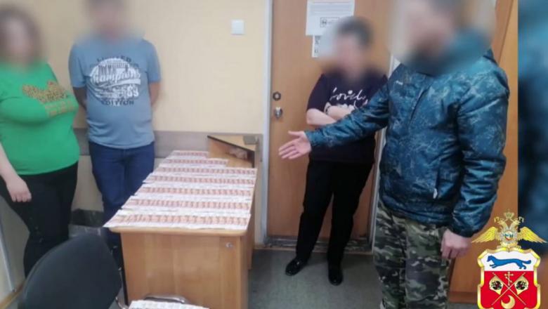 Женщина сбросила сестре из окна 715 тысяч рублей. Их украл случайный прохожий