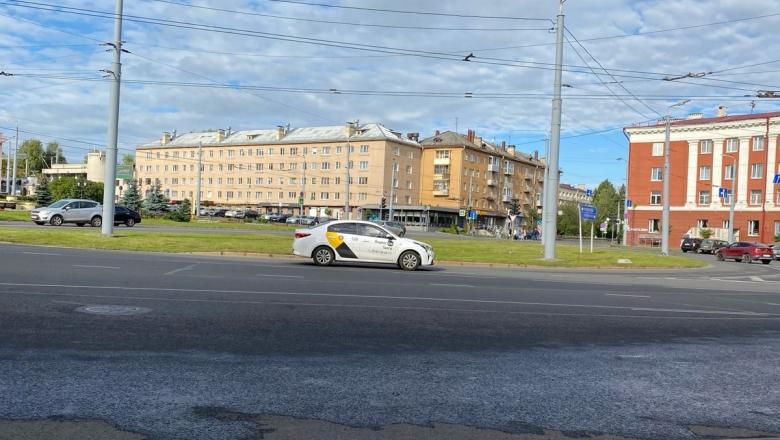 В Петрозаводске внимательный таксист спас 70-летнюю бабушку от мошенников