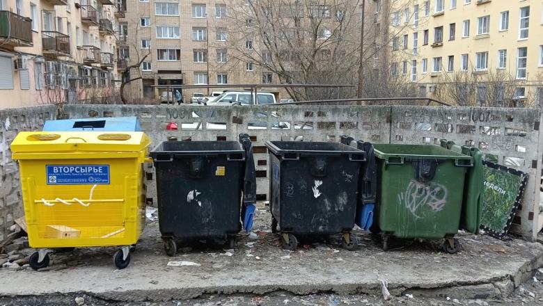 В России хотят запретить выбрасывать одежду в мусорные баки