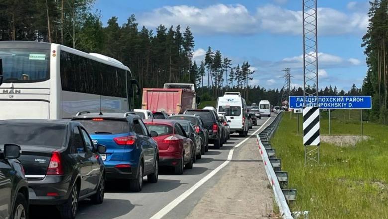 На въезде в Карелию огромная пробка из-за проверки транспорта