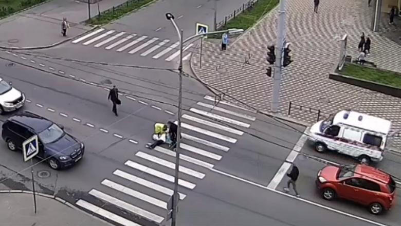 Бабушка внезапно упала прямо на дороге в центре Петрозаводска: проезжающая мимо 