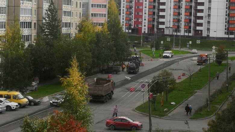 В Петрозаводске массово эвакуируют автомобили в связи с ремонтом дороги