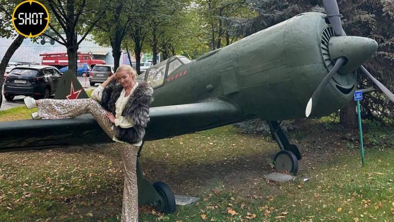 На балерину Волочкову заявили подписчики за фото с полушпагатом на советском истребителе