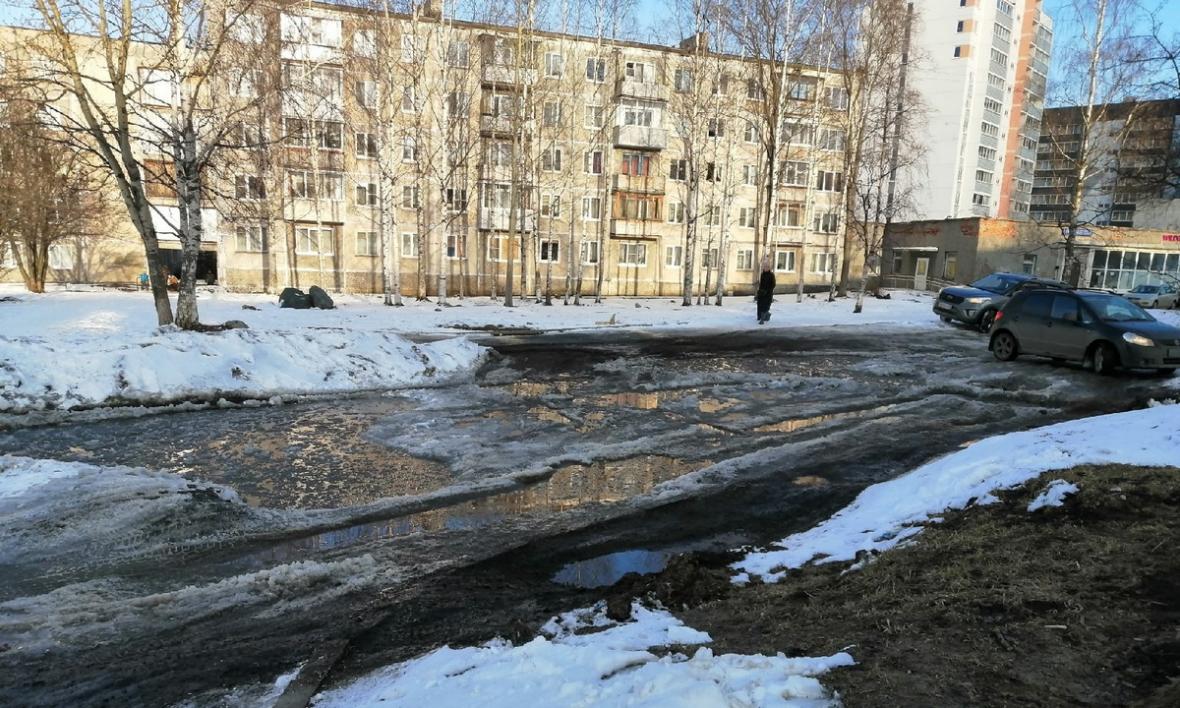 Улицу рядом со школой в Петрозаводске затопило водой