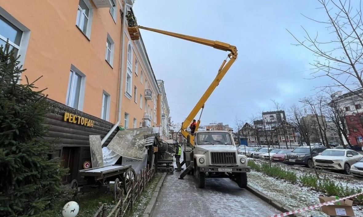 В центре Петрозаводска кусок штукатурки с нового фасада дома обрушился на  ресторан | 16.11.2022 | Новости Петрозаводска - БезФормата