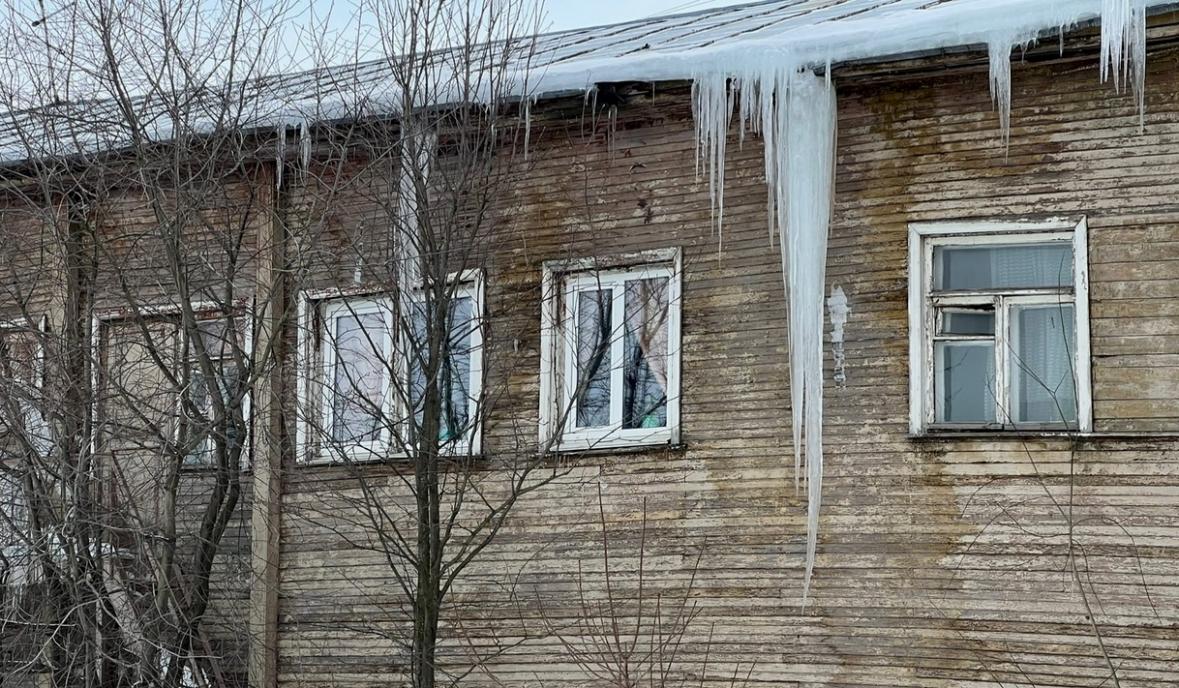 Петрозаводчане жалуются на свисающие с крыш глыбы льда