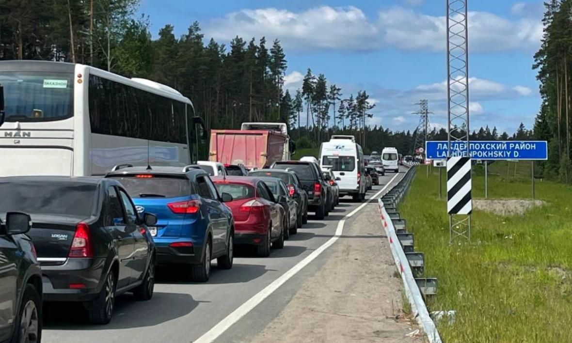 На въезде в Карелию огромная пробка из-за проверки транспорта