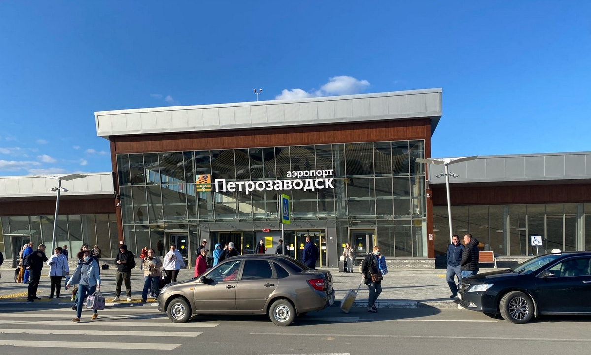 Авиабилеты петрозаводск. Аэропорт Петрозаводска от центра. Петрозаводск Мурманск самолет. Петрозаводск из аэропорта в город. Петрозаводск Калининград самолет.